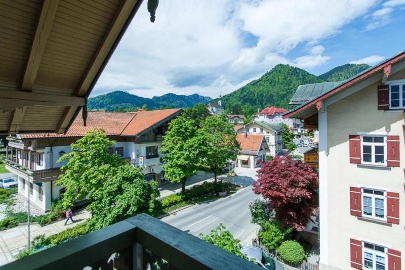 Cafe Chiemgau Und Gaestehaus โรพอลดิง ภายนอก รูปภาพ