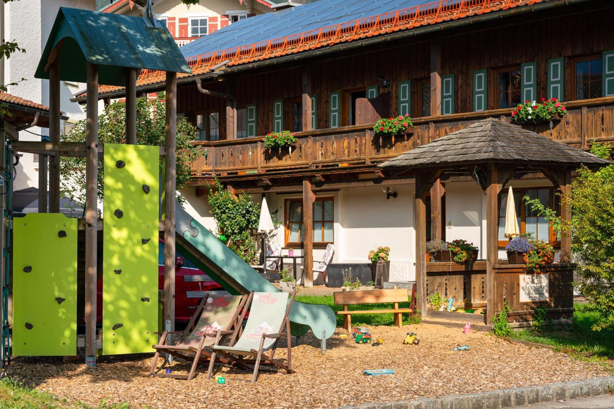 Cafe Chiemgau Und Gaestehaus โรพอลดิง ภายนอก รูปภาพ